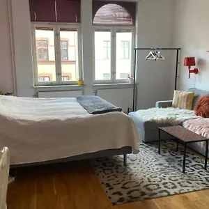 Med Eget Badrum Och Stort, Delat Koek,centralt I A In An Apartment, Own Bathroom And Kitchen Shared With A Family Malmö